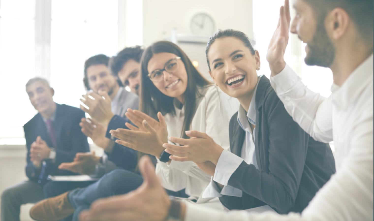 Étudiant consultant des documents financiers et prenant des notes sur la terminologie d'investissement